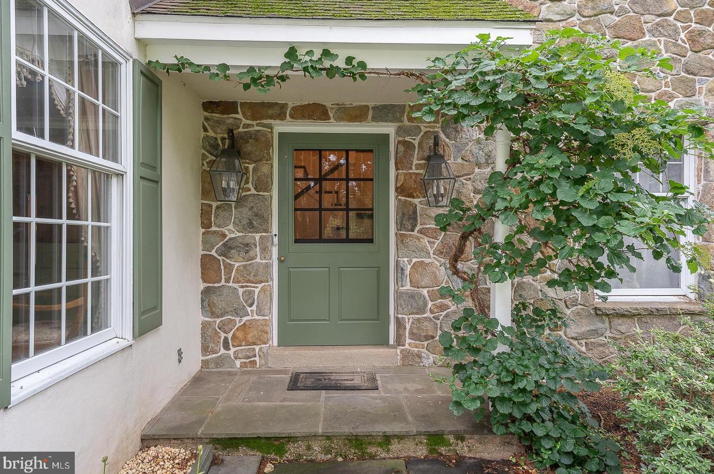 4 Old Barn Ln, Frazer, PA 19355-3306