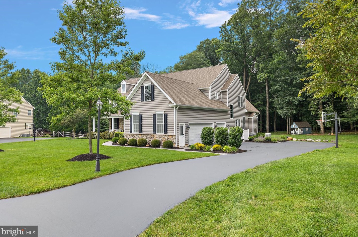 242 Patriot Ln, Downingtown, PA 19335-4994