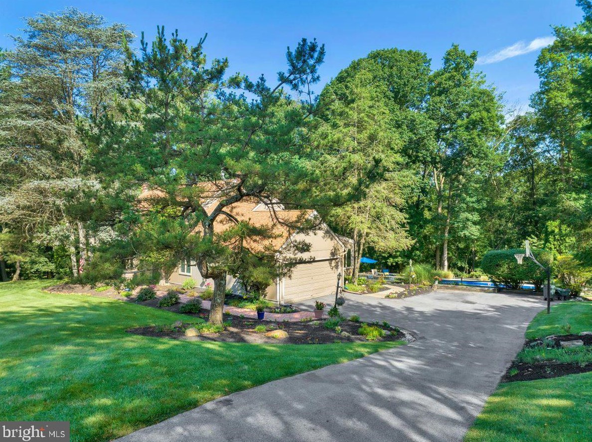 689 Mimosa Tree Ln, West Chester, PA 19380