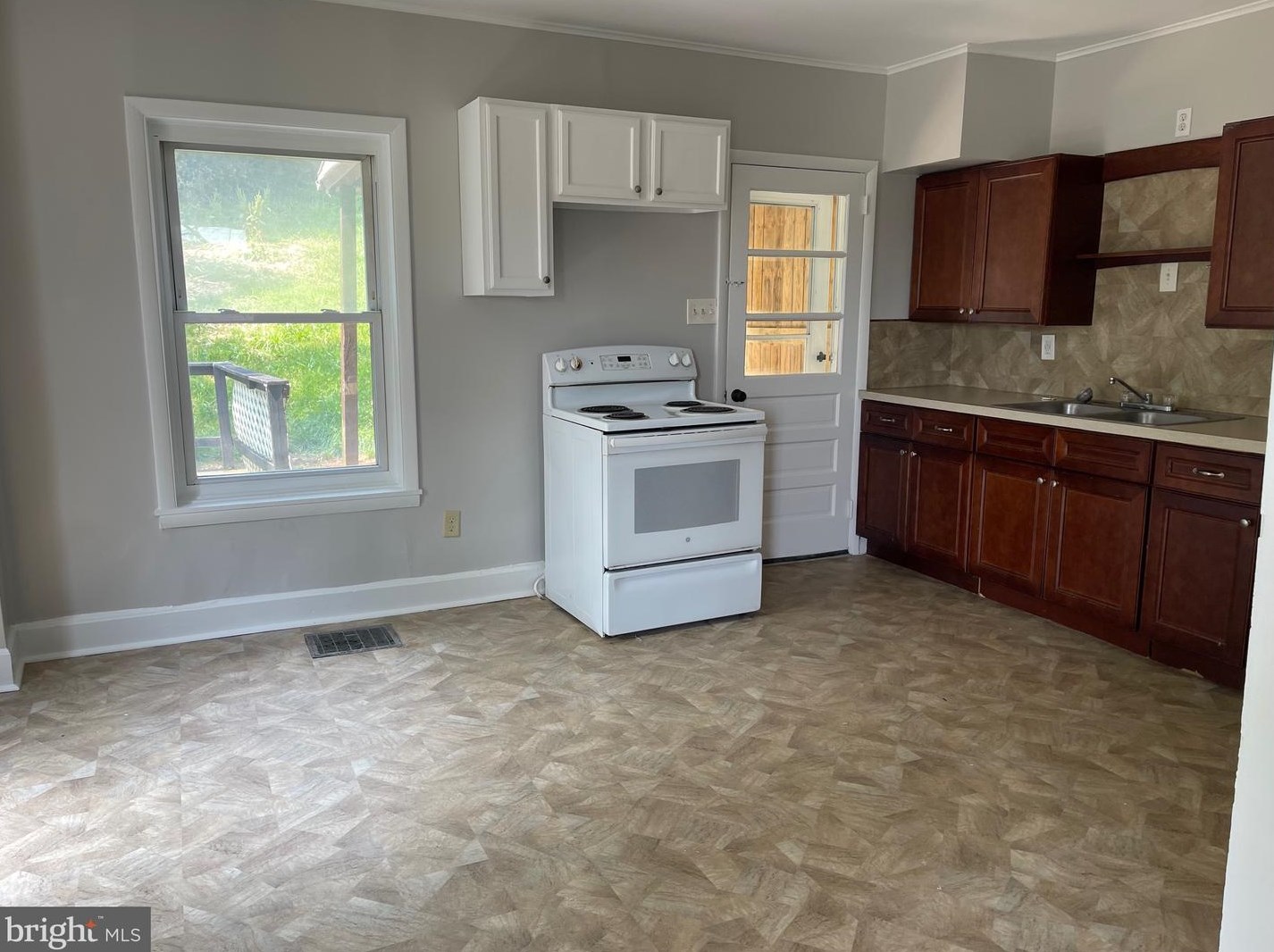 215 Chapel Ave, Parkesburg, PA 19365