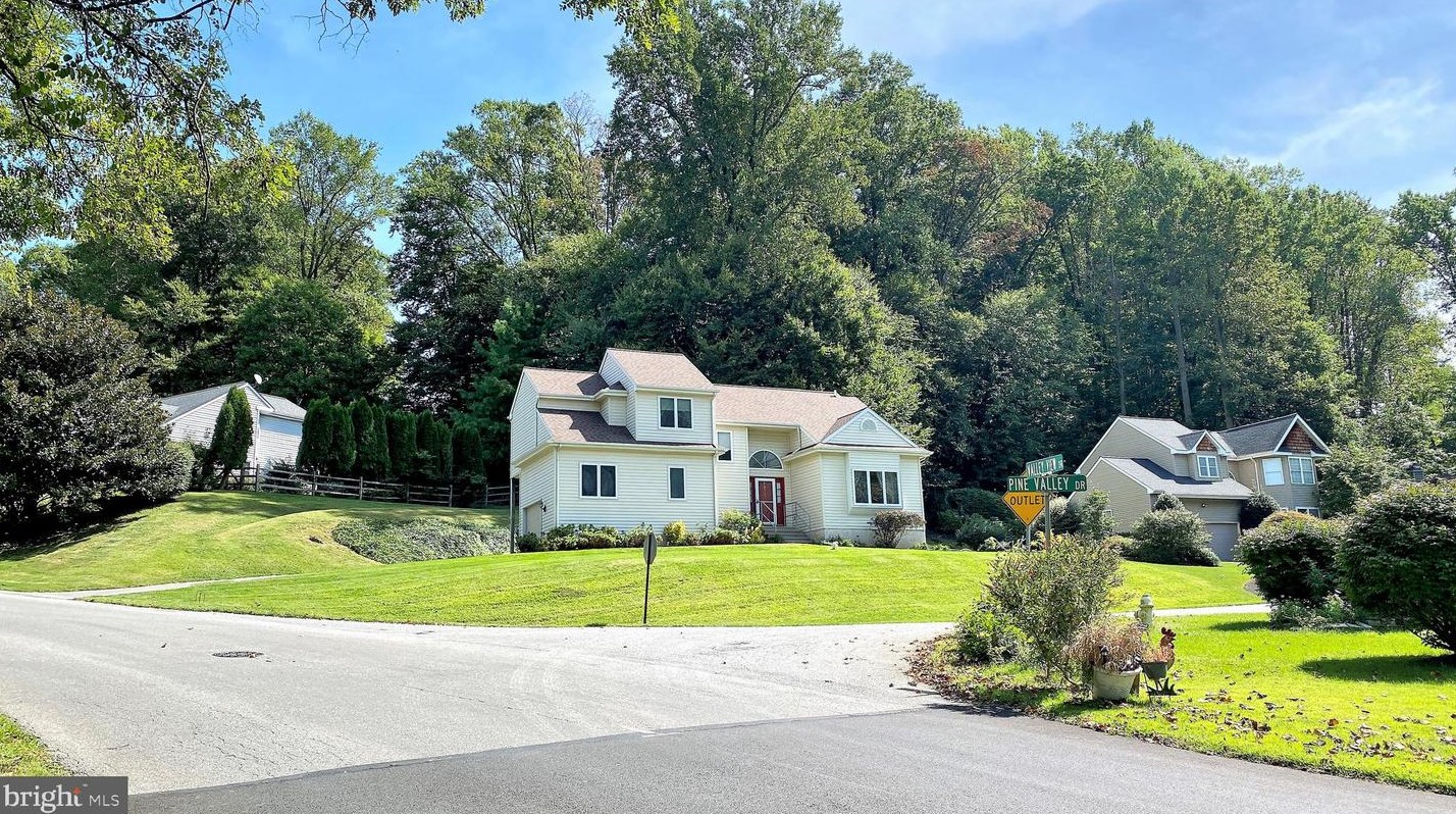 101 Valley View Dr, Romansville, PA 19320-1989