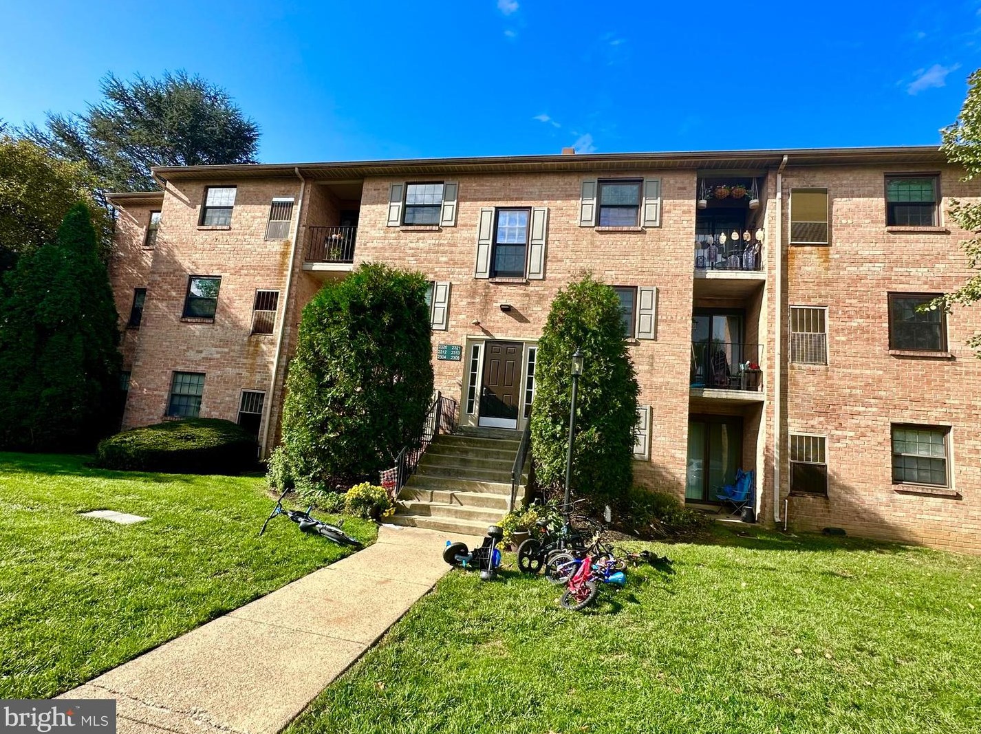 2320 Pond View Dr, West Chester, PA 19382-6319