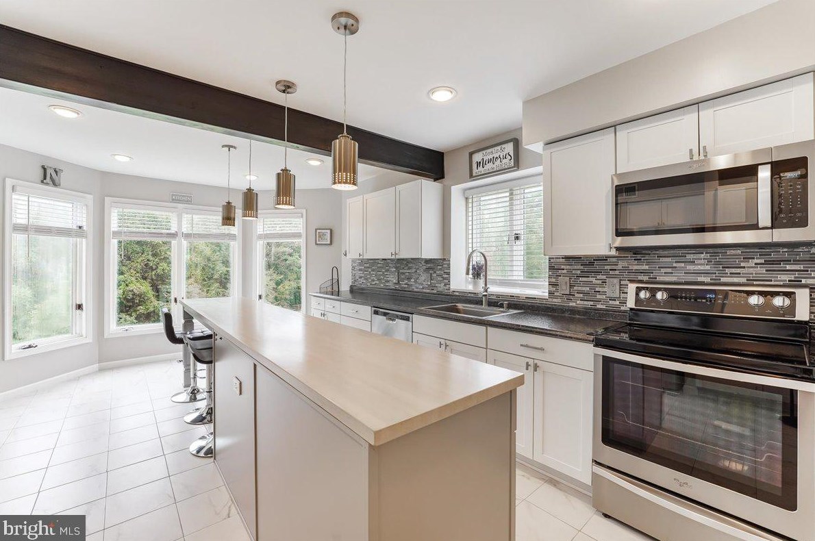 209 Pine Valley Dr, Coatesville PA  19320-1967 exterior