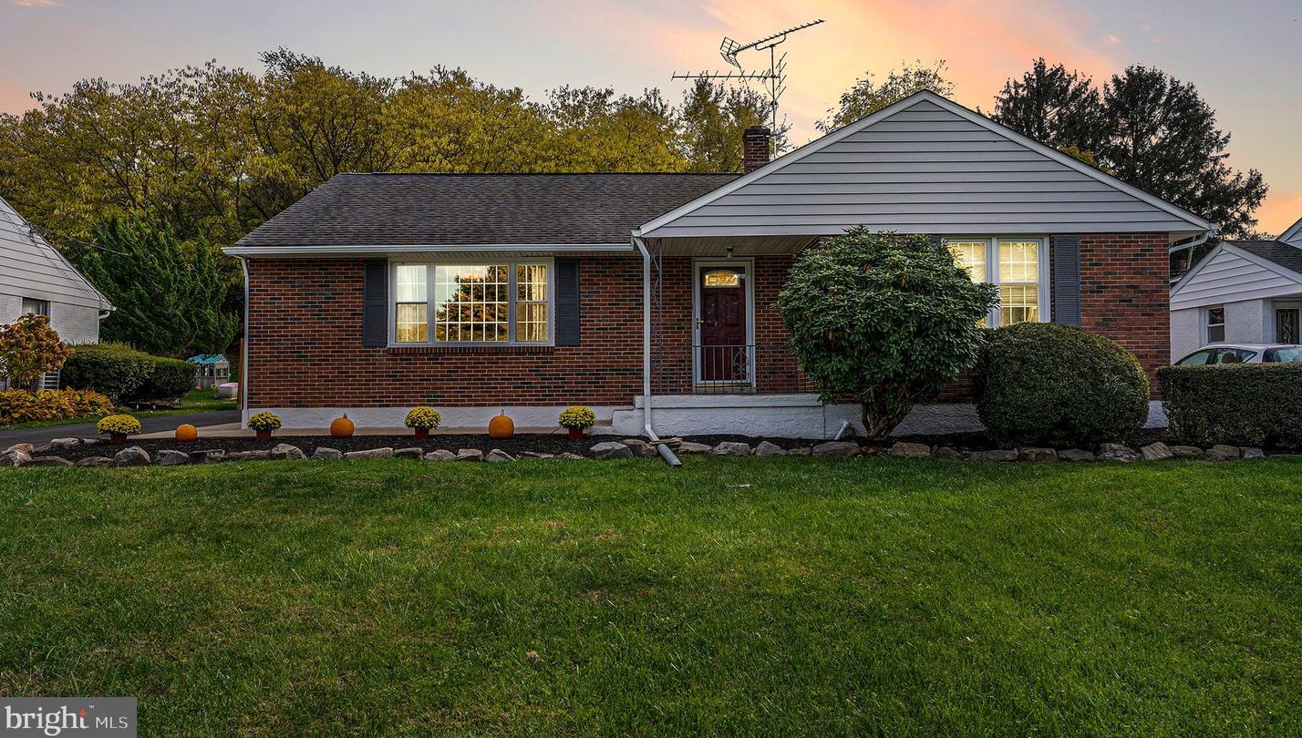 1704 Stirling St, Romansville, PA 19320-2564