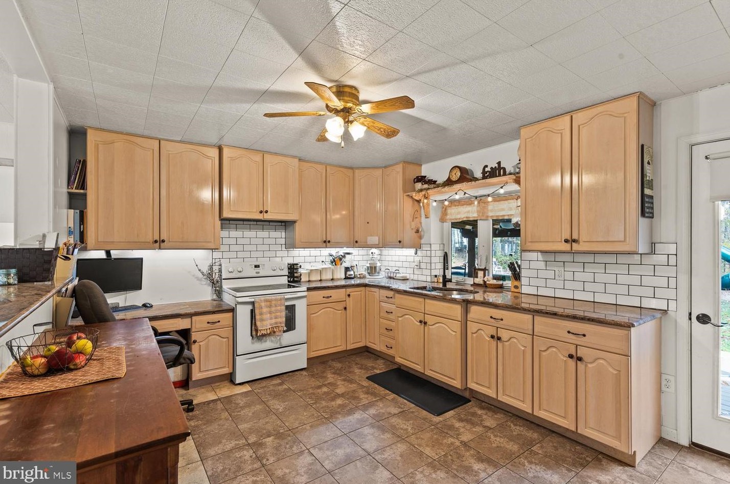 102 Walton Ln, Coatesville PA  19320-1051 exterior