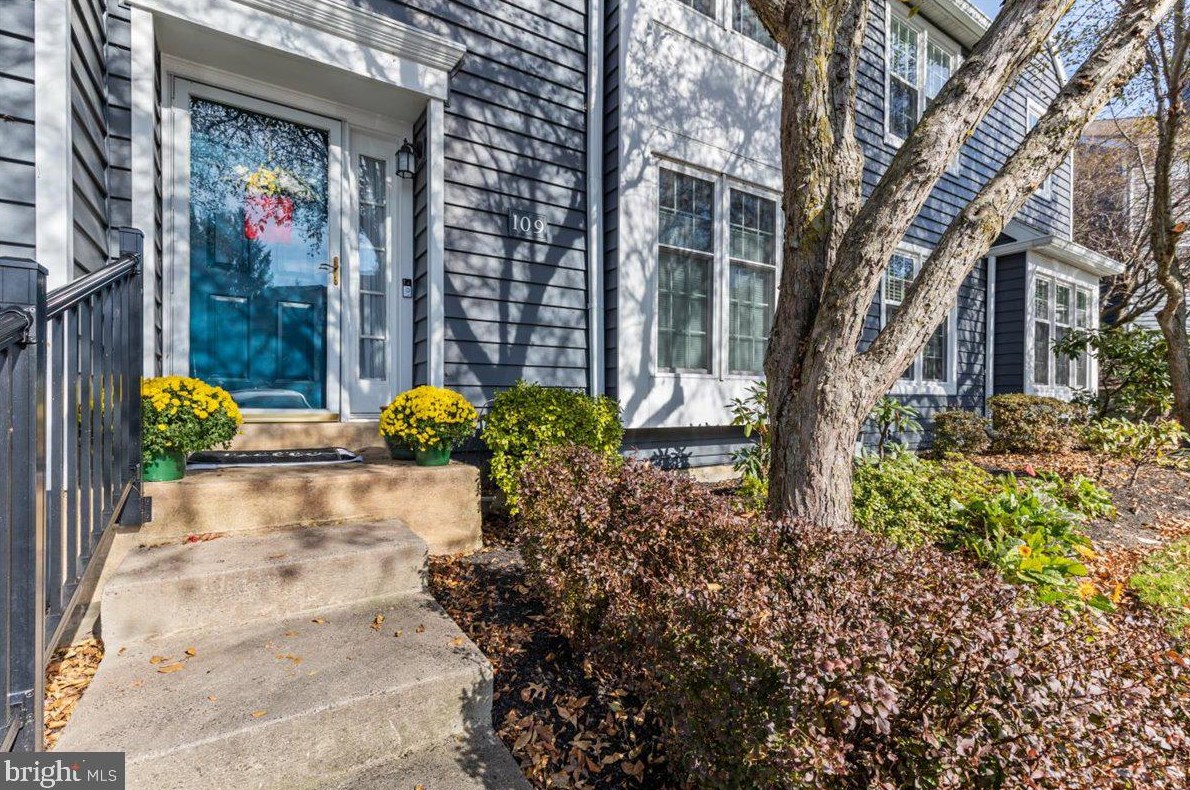 109 Lakeside Dr, Downingtown, PA 19335