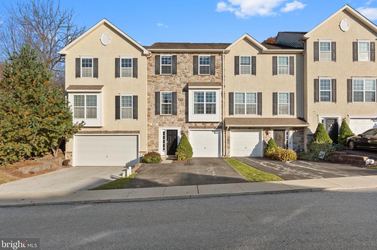 197 Lukens Mill Dr, Romansville, PA 19320-3968