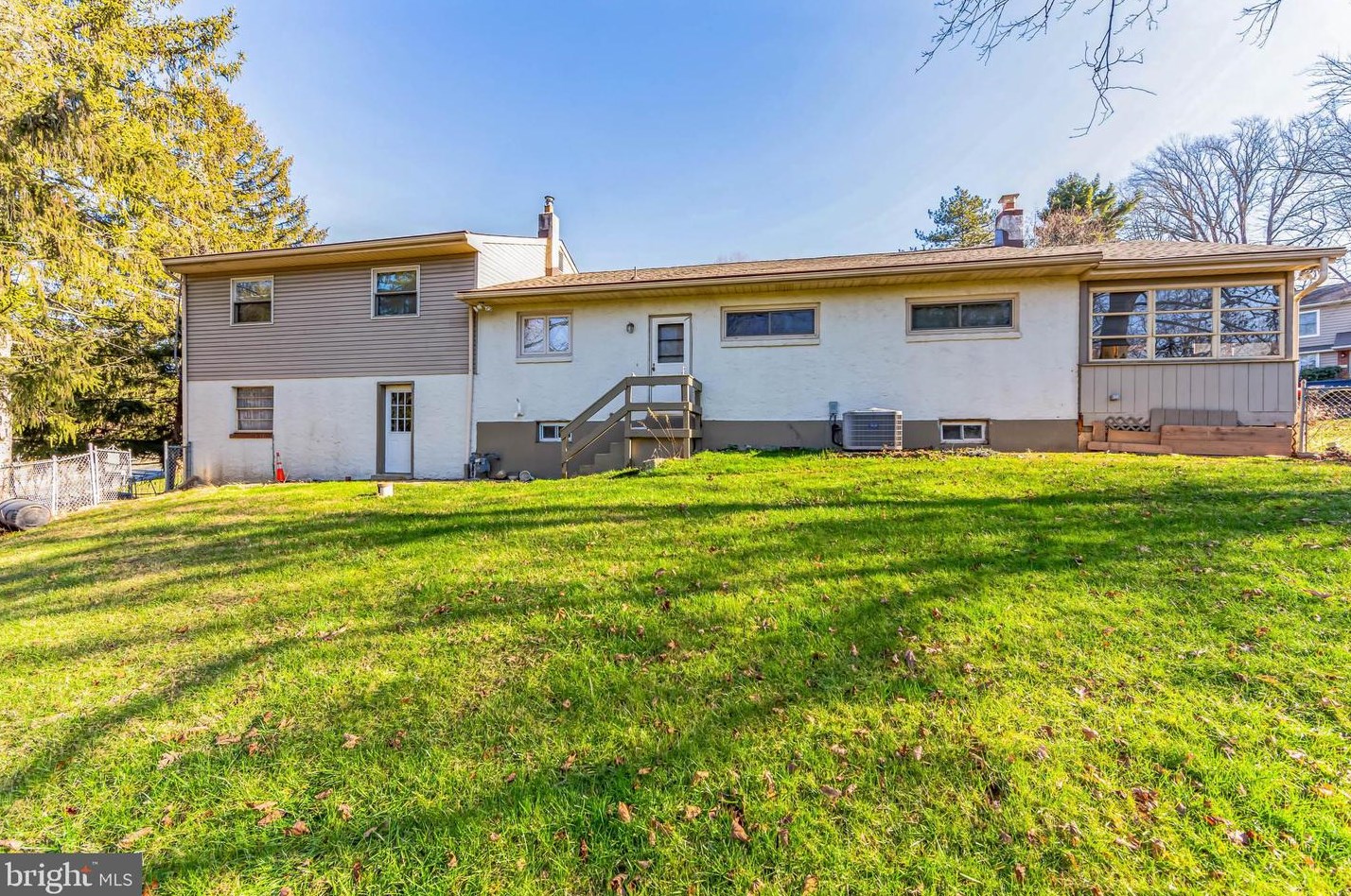 949 Queen Dr, West Chester PA  19380-1443 exterior