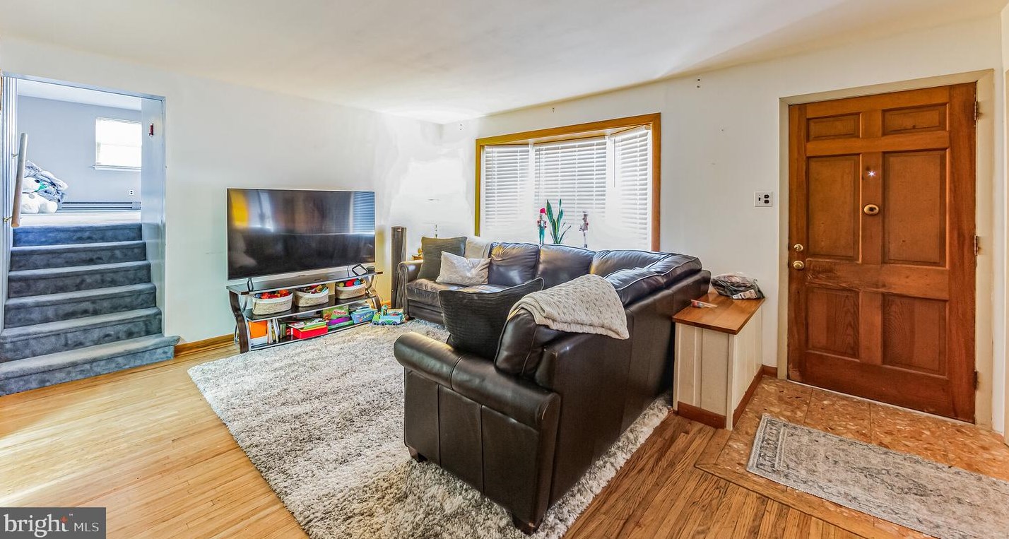 949 Queen Dr, West Chester PA  19380-1443 exterior