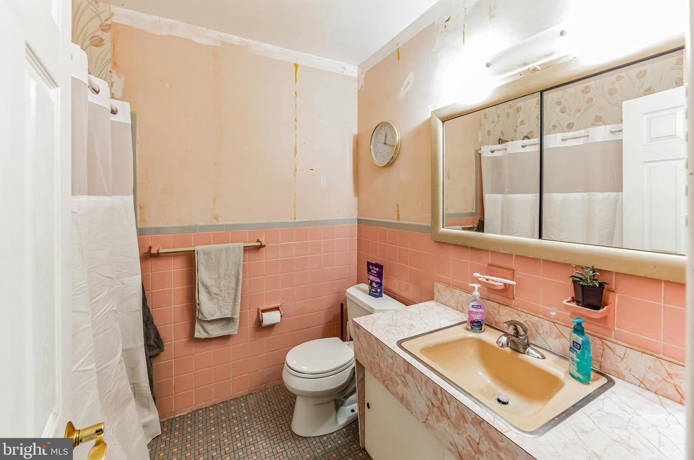 949 Queen Dr, West Chester PA  19380-1443 exterior