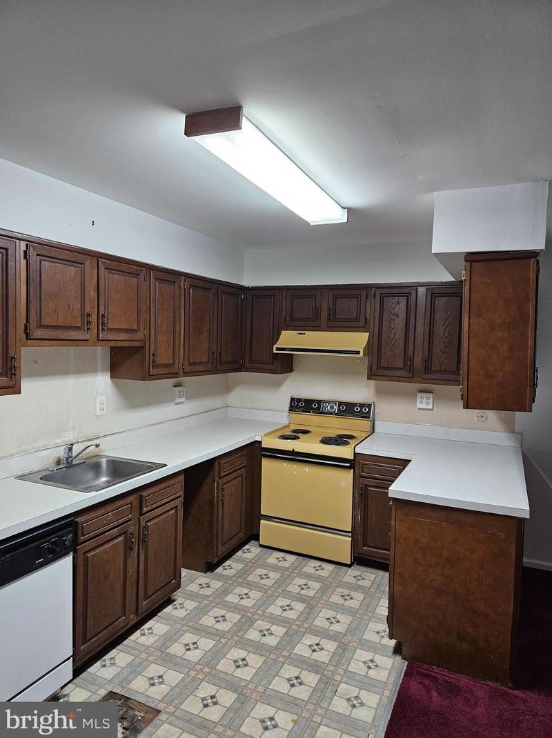 2562 Dupont St, Romansville, PA 19320-2396