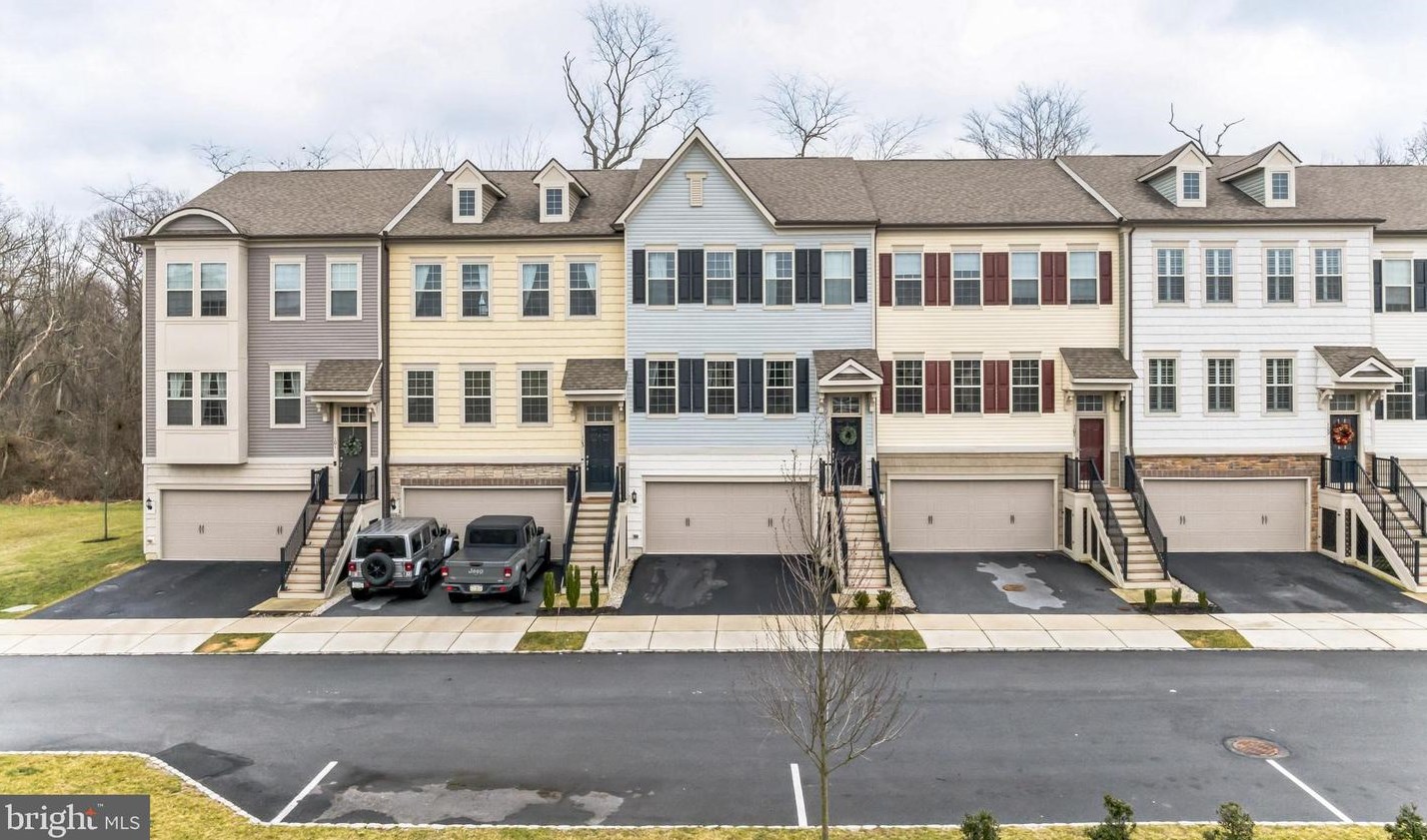 105 Locks Farm Ln, Downingtown, PA 19335