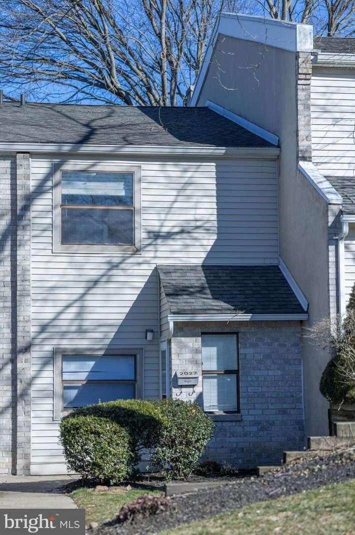 2027 Valley Dr, West Chester, PA 19382-6493