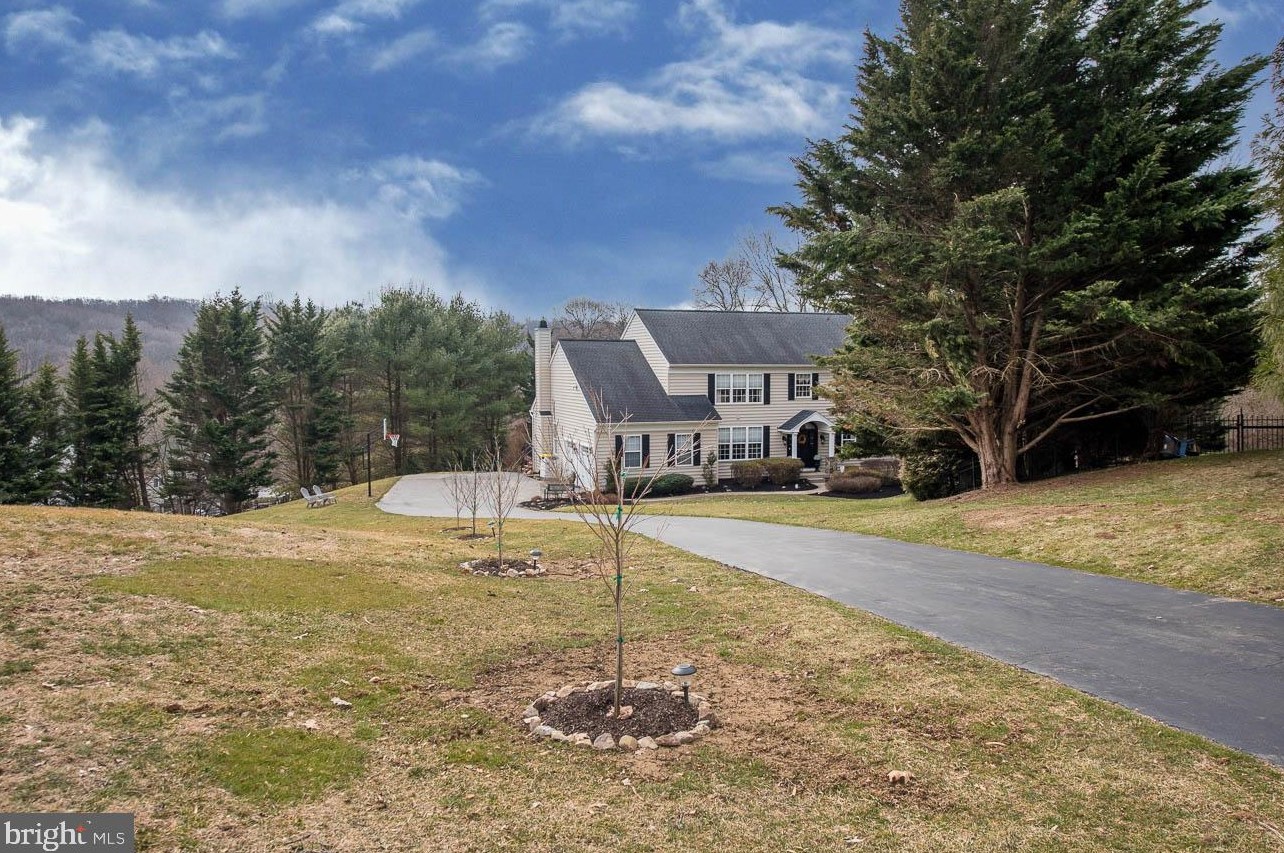 1368 Stonegate Dr, Downingtown, PA 19335-5602