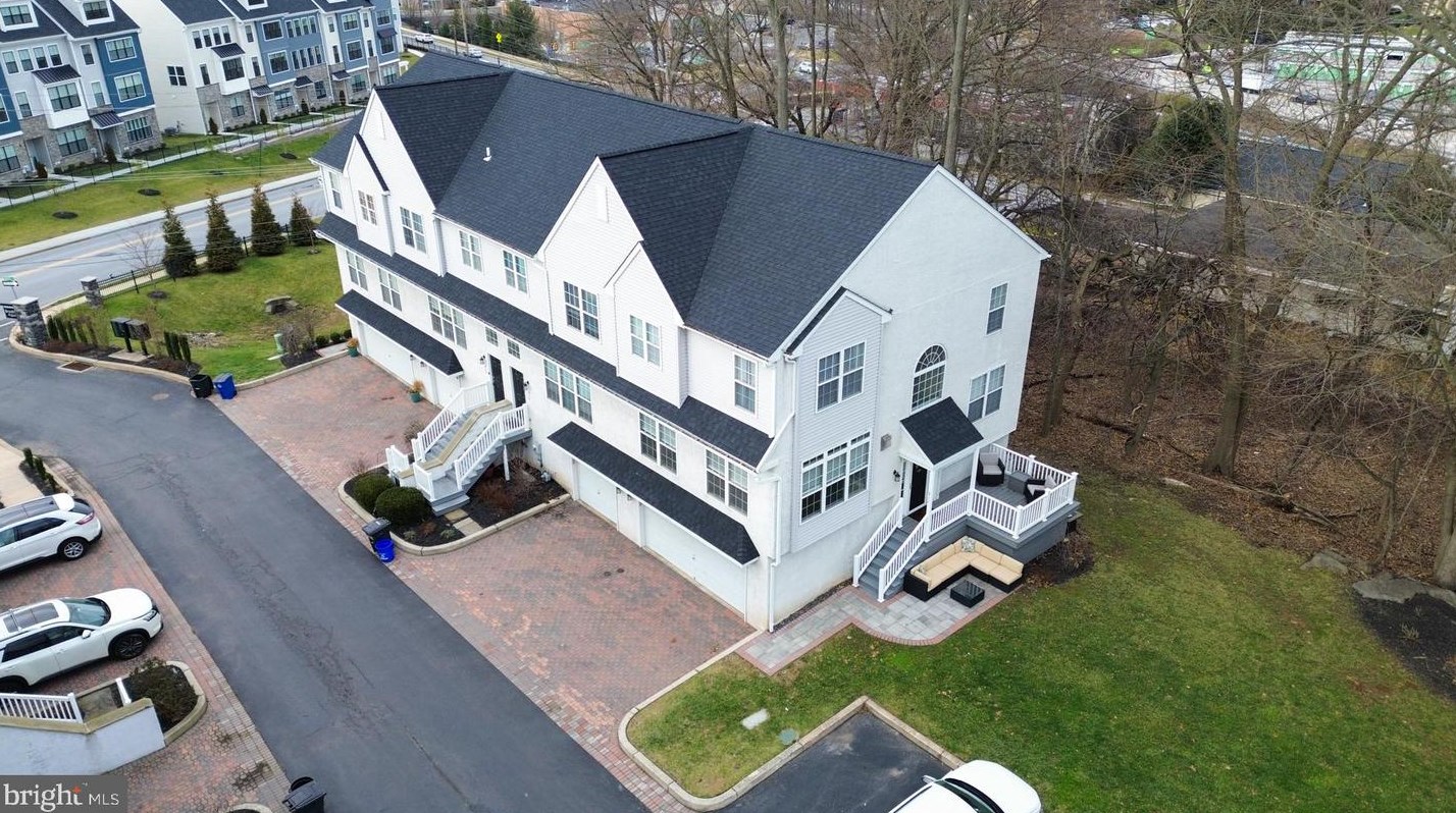 211 Debaptiste Ln, West Chester, PA 19382-2862