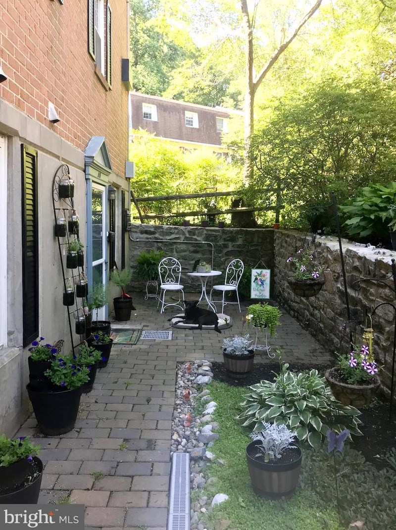 207 Walnut Hill Rd, West Chester PA  19382-6520 exterior