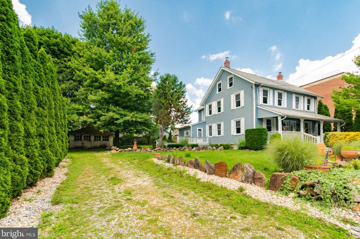 18 Spring St, Paoli, PA 19301-1424