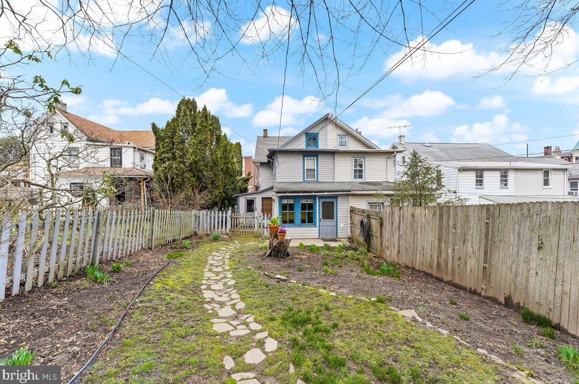 438 W 1st Ave, Parkesburg, PA 19365