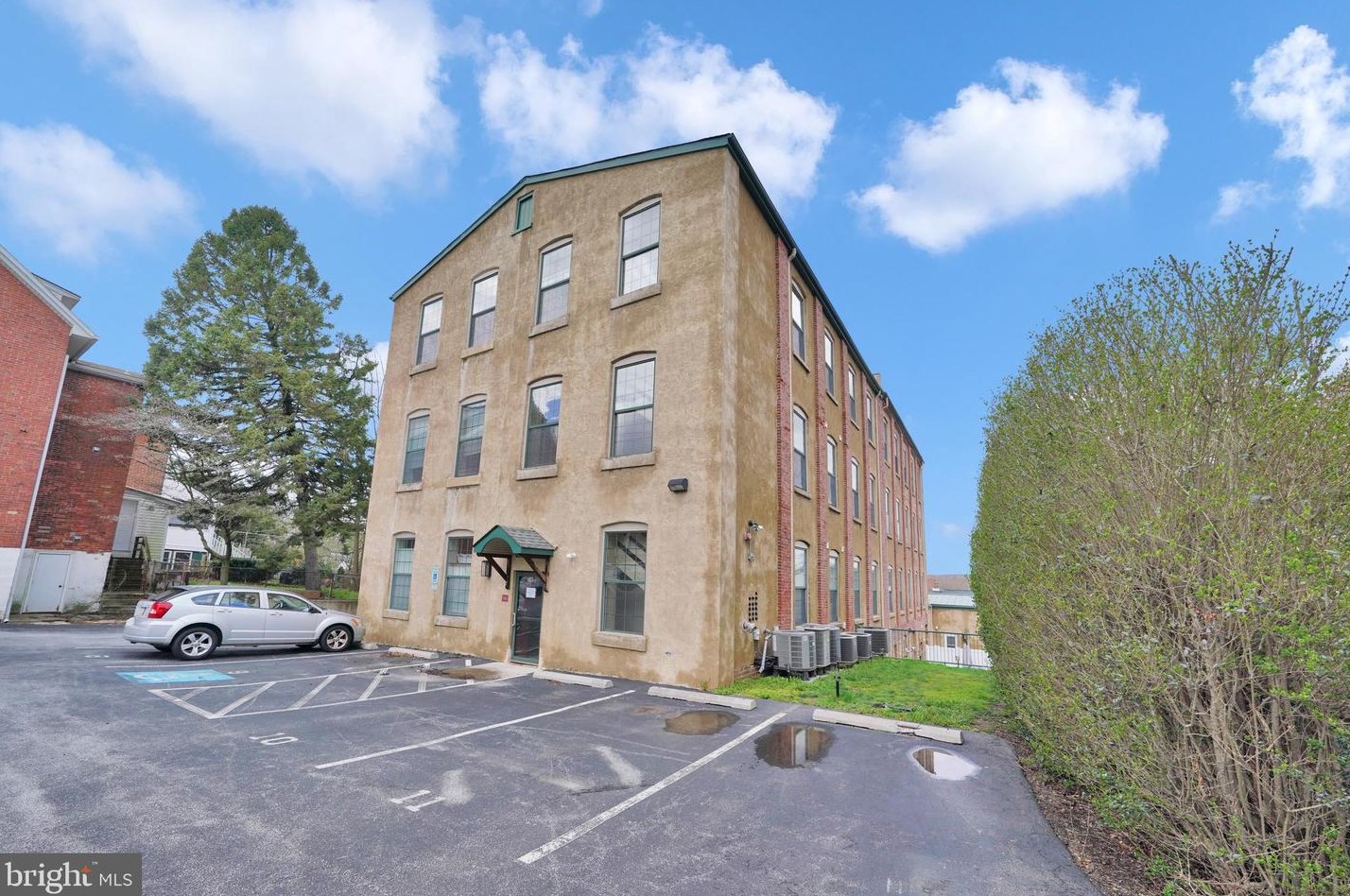 541 Washington Ave #402, Phoenixville, PA 19460