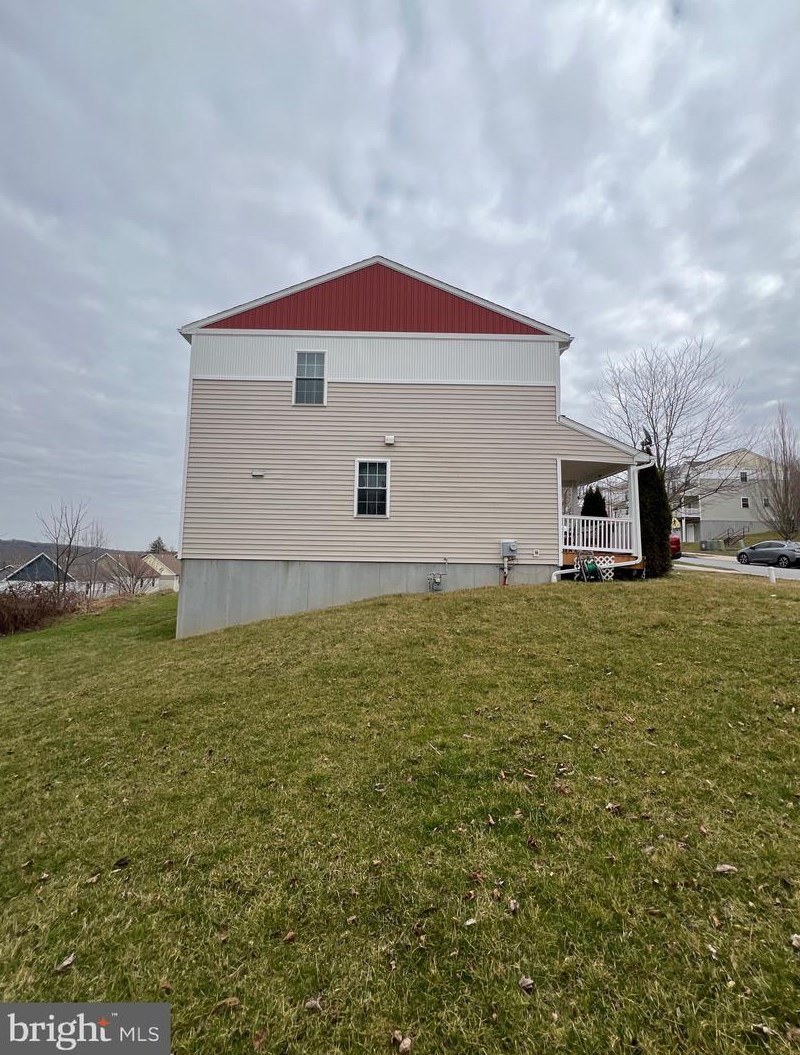 325 Community Ln, Coatesville PA  19320-3733 exterior