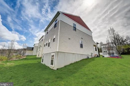 325 Community Ln, Coatesville PA  19320-3746 exterior