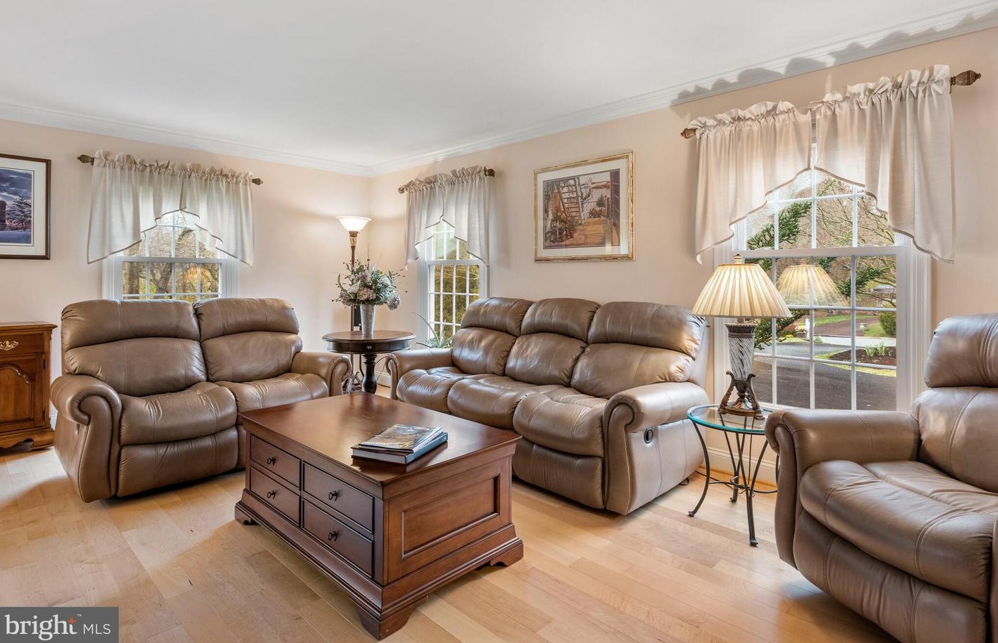 1889 Berue Dr, Romansville, PA 19320
