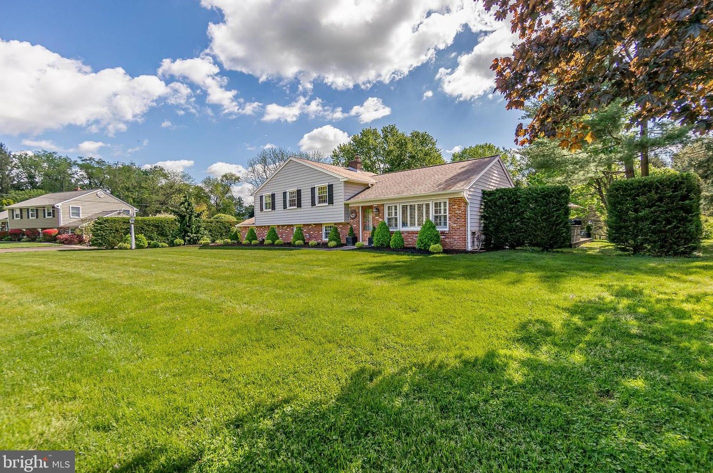 1042 Carolyn Dr, West Chester, PA 19382-7468