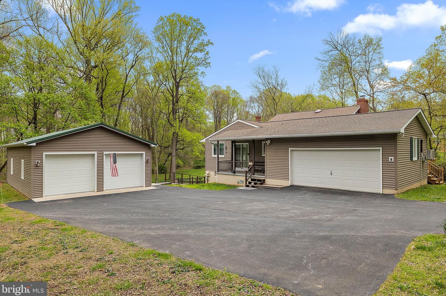 110 Carriage Run Dr, New London Township, PA 19352