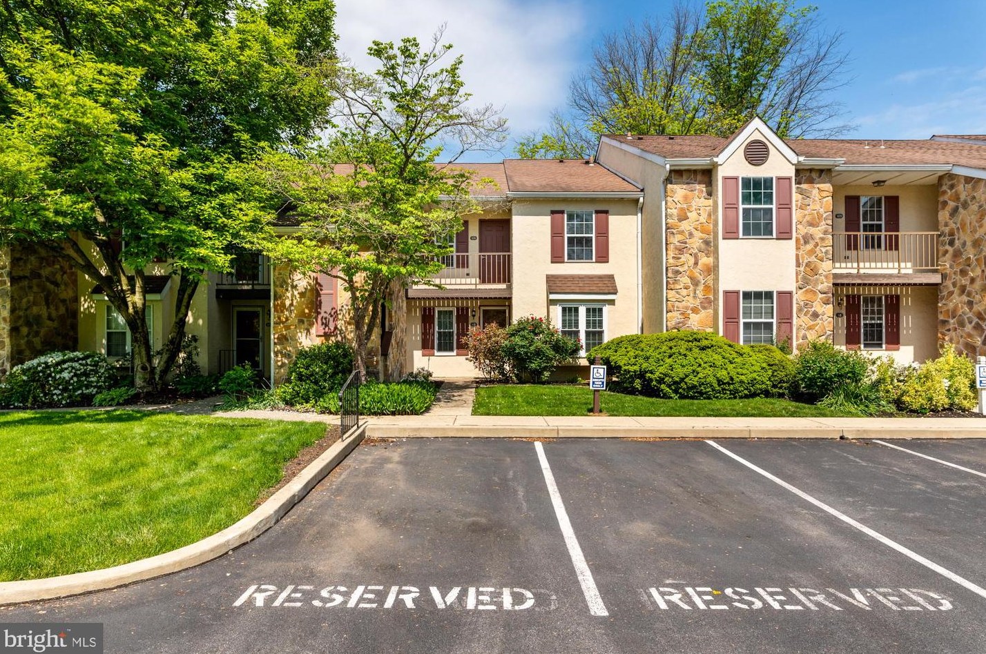 106 Valley Stream Cir, Wayne, PA 19087