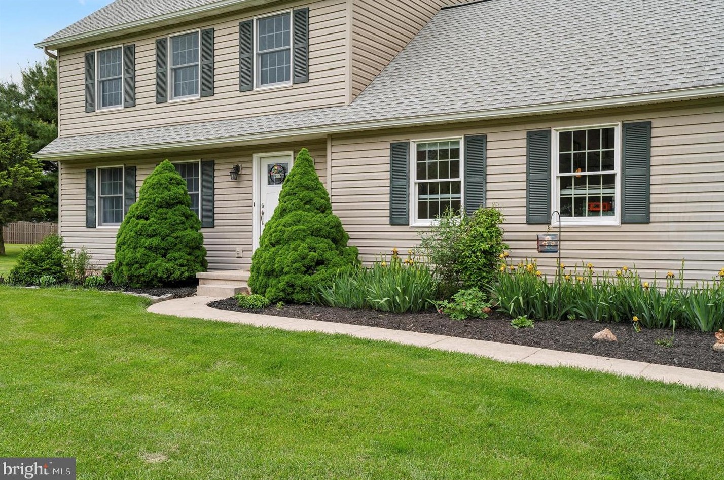 111 Fieldcrest Dr, Cochranville, PA 19330-9643