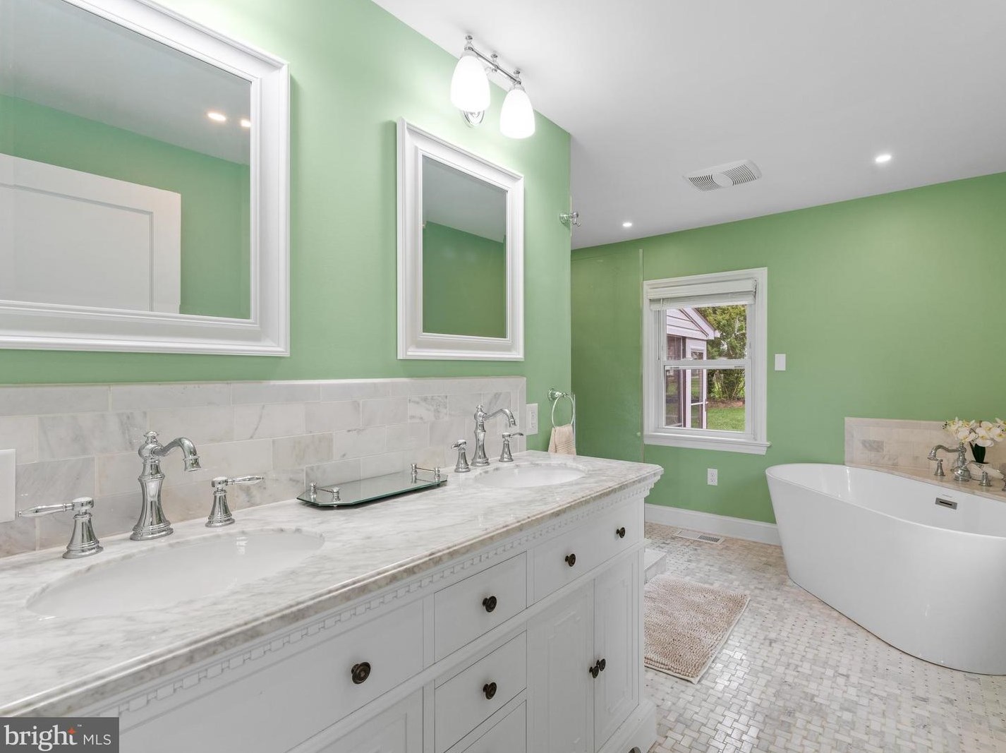 1016 Faustina Dr, West Chester PA 19382-5209 exterior