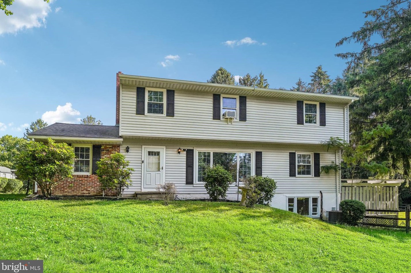 1 Hillbrook Cir, Frazer, PA 19355