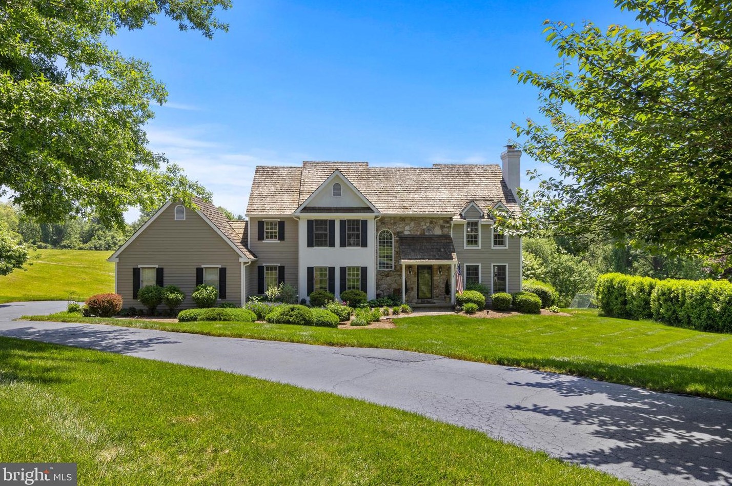 686 Farmstead Dr, West Chester, PA 19382-8237
