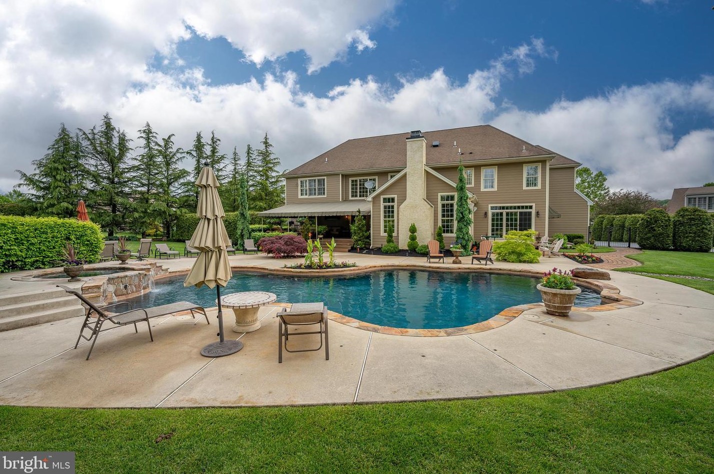 35 Cumberland Dr, Downingtown, PA 19335