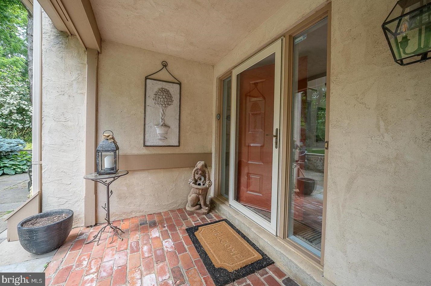 8 Sugar Knoll Dr, Devon, PA 19333