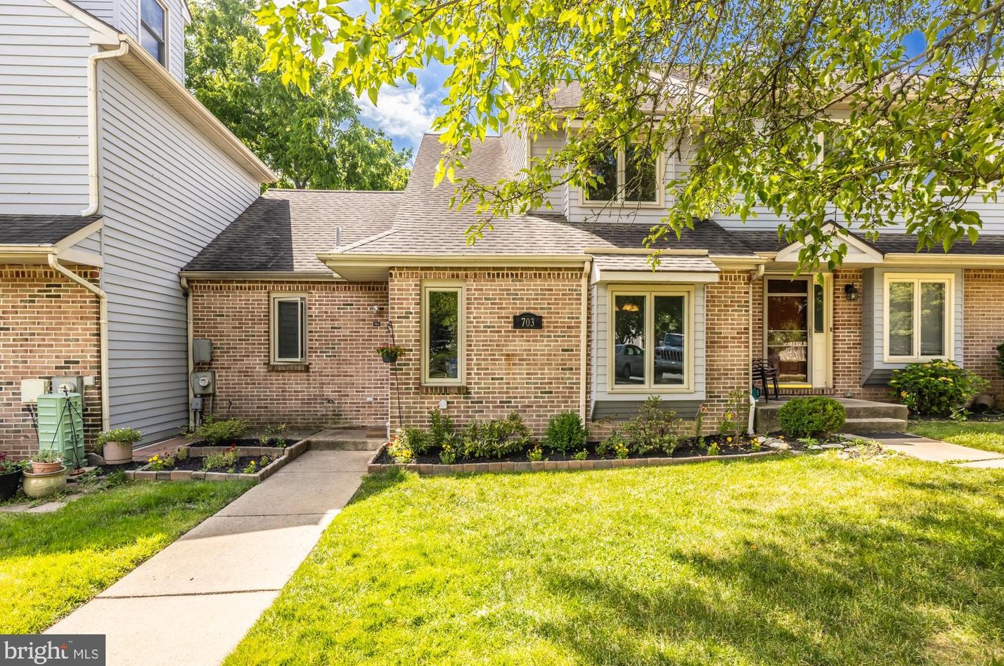 703 Pinebrooke Cir, Downingtown, PA 19335