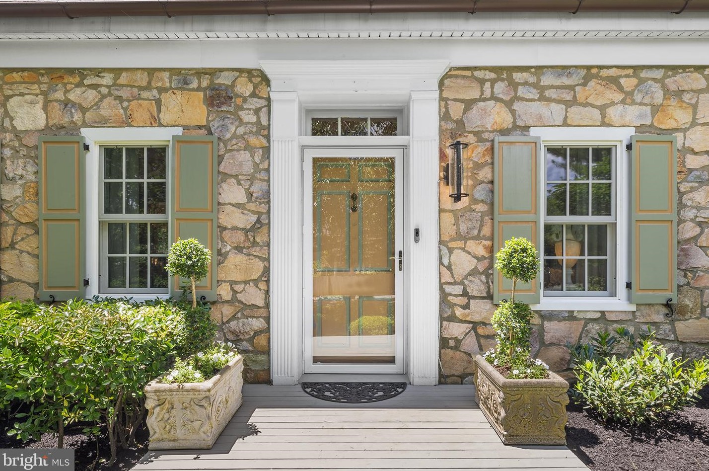 292 Hillcrest Rd, Wayne, PA 19087