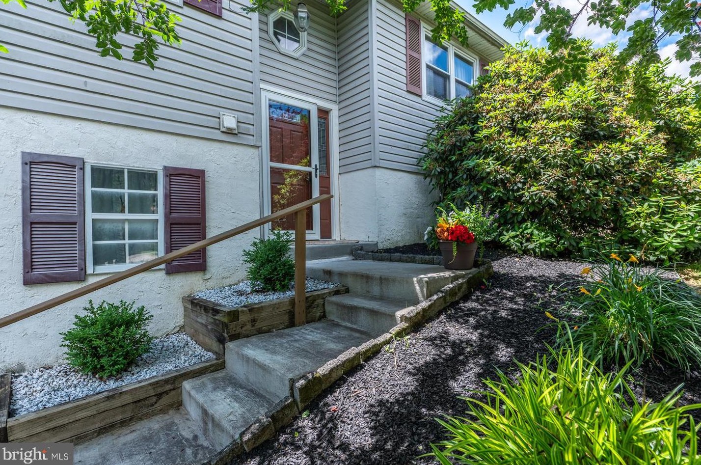4 Hillcrest Dr, Downingtown, PA 19335-1918