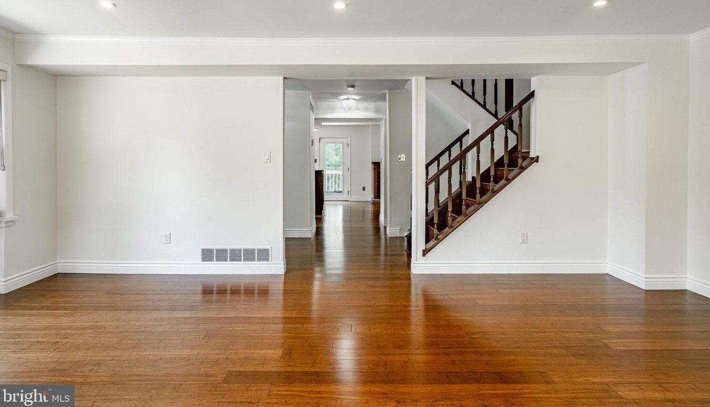 1 Woodstream Dr, Wayne PA  19087-5841 exterior