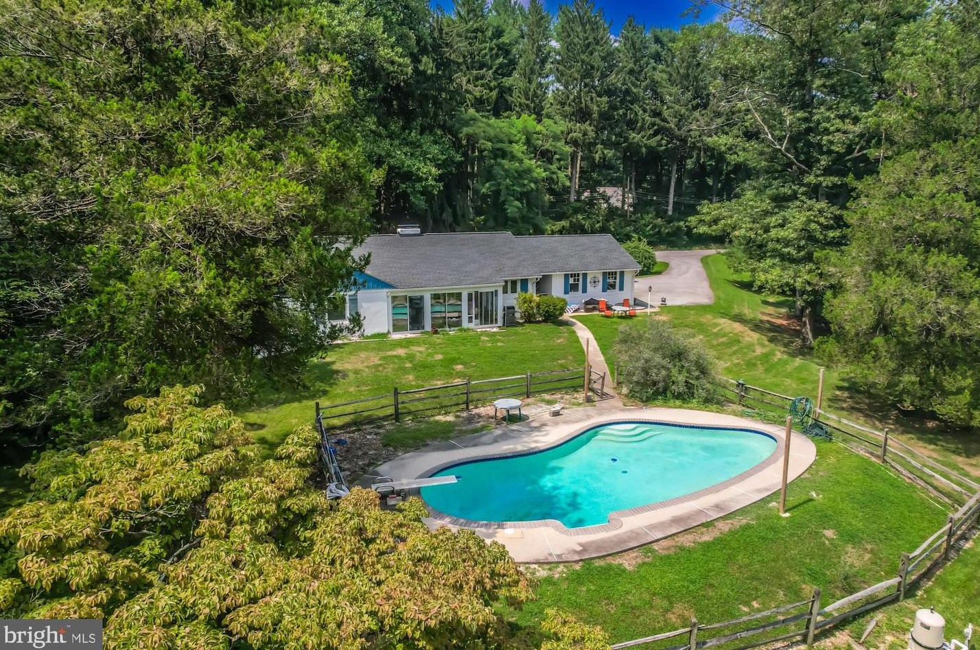 2011 Ridgewood Dr, Coatesville, PA 19320