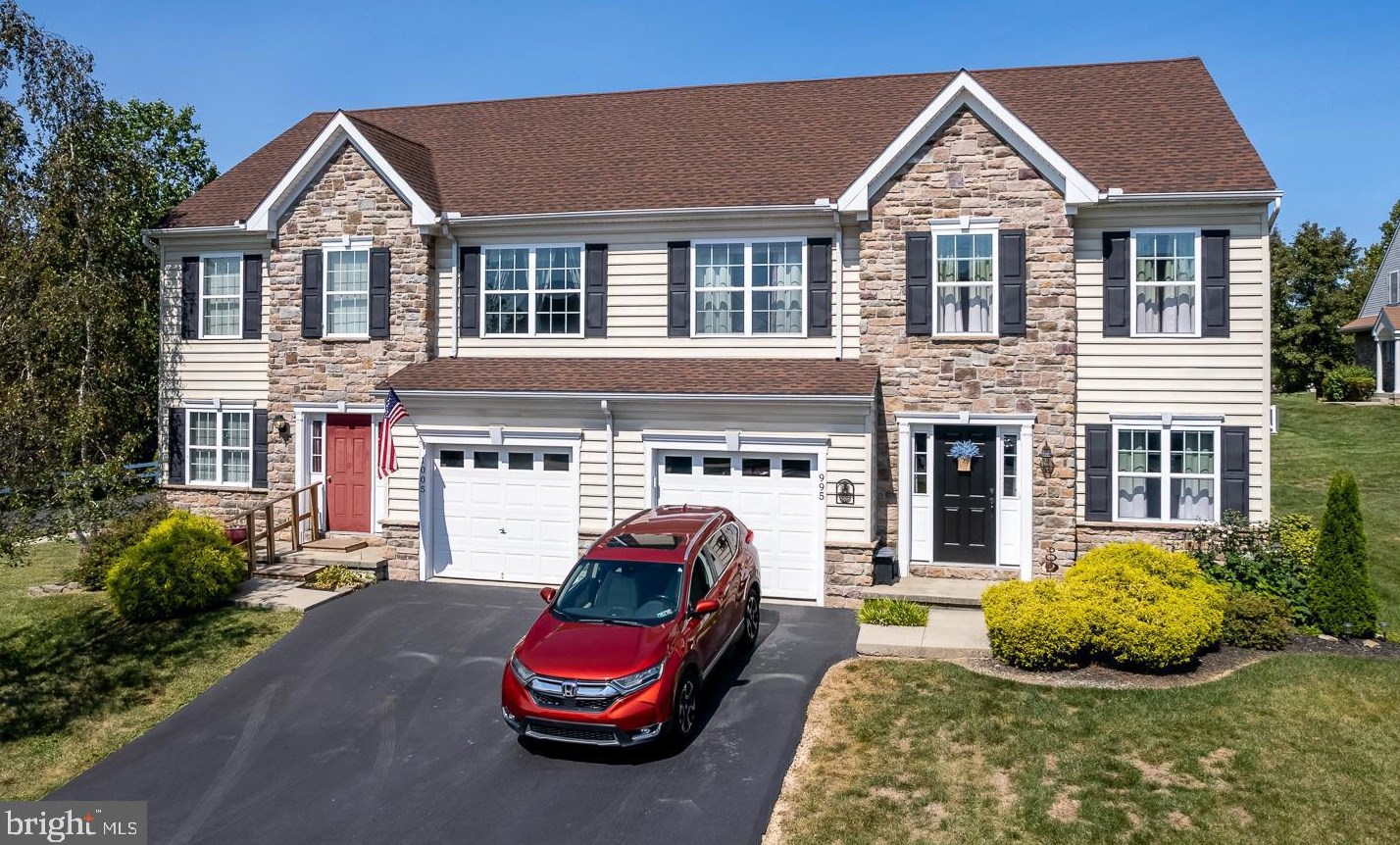 1005 Maple St, Honey Brook, PA 19344-1074