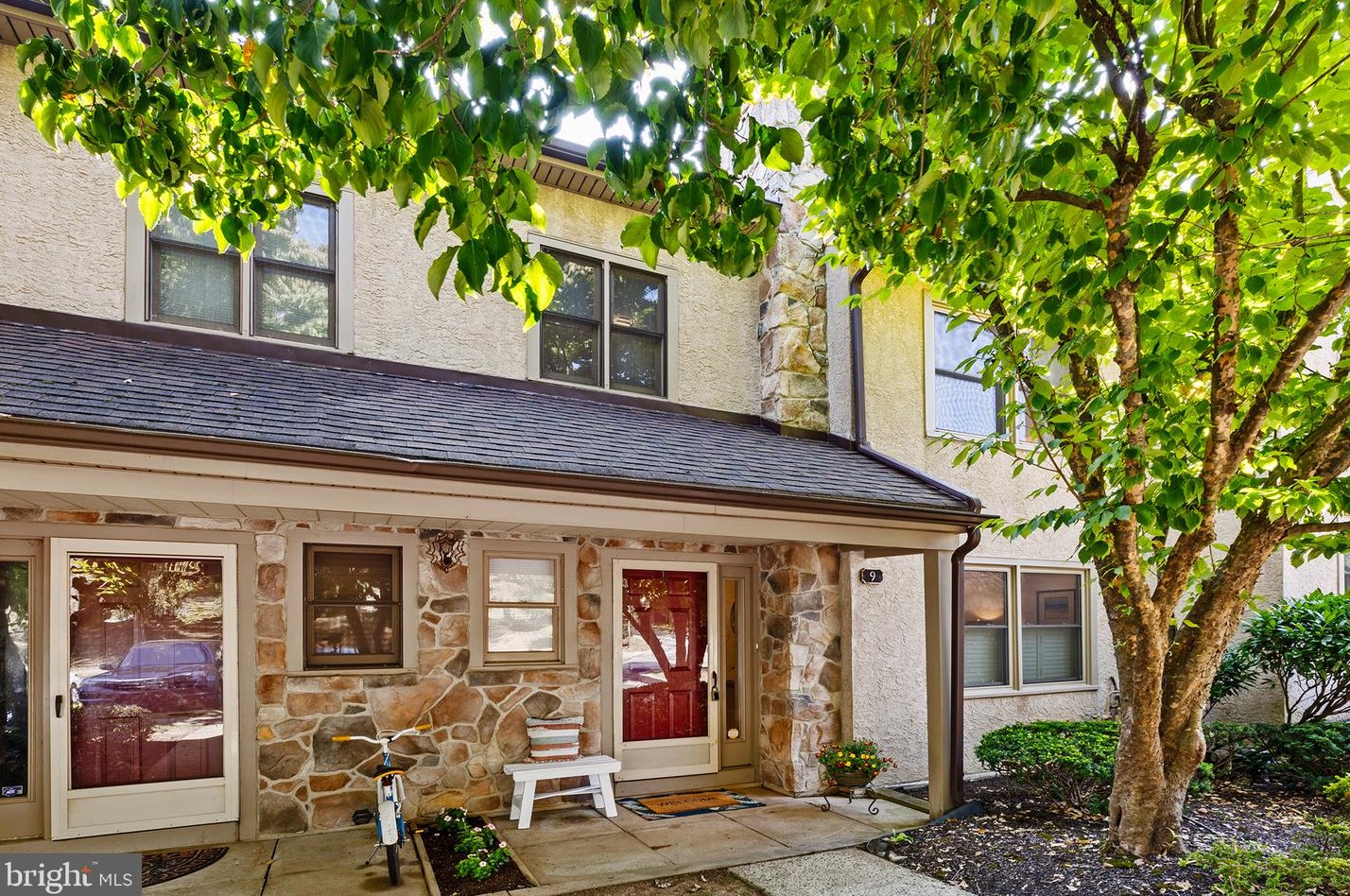 9 Woodstream Dr, Wayne, PA 19087