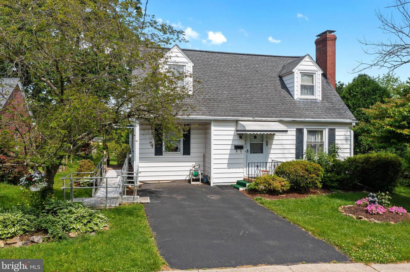 221 Washington St, Spring City, PA 19475-1931