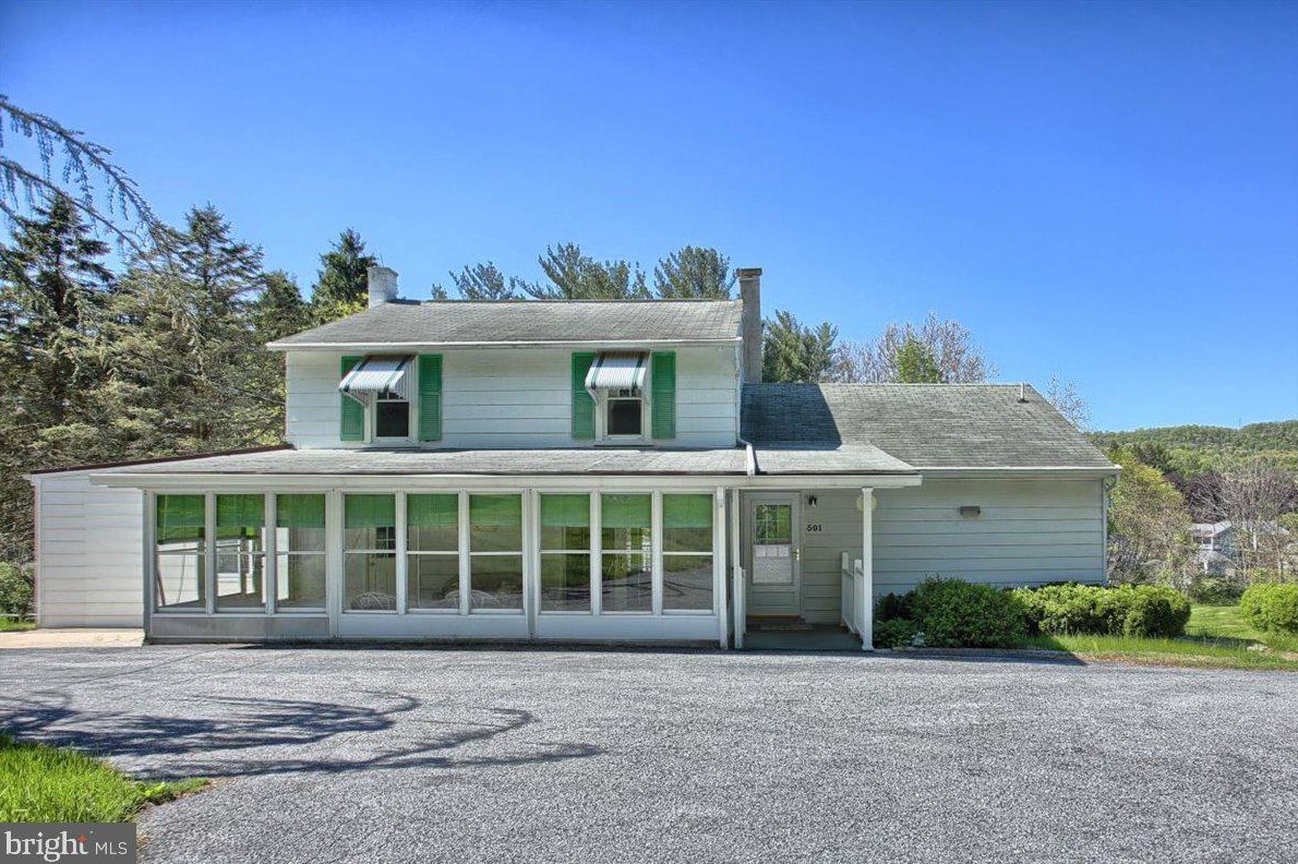 501 Iron Bridge Ln, Water Gap, PA 17018