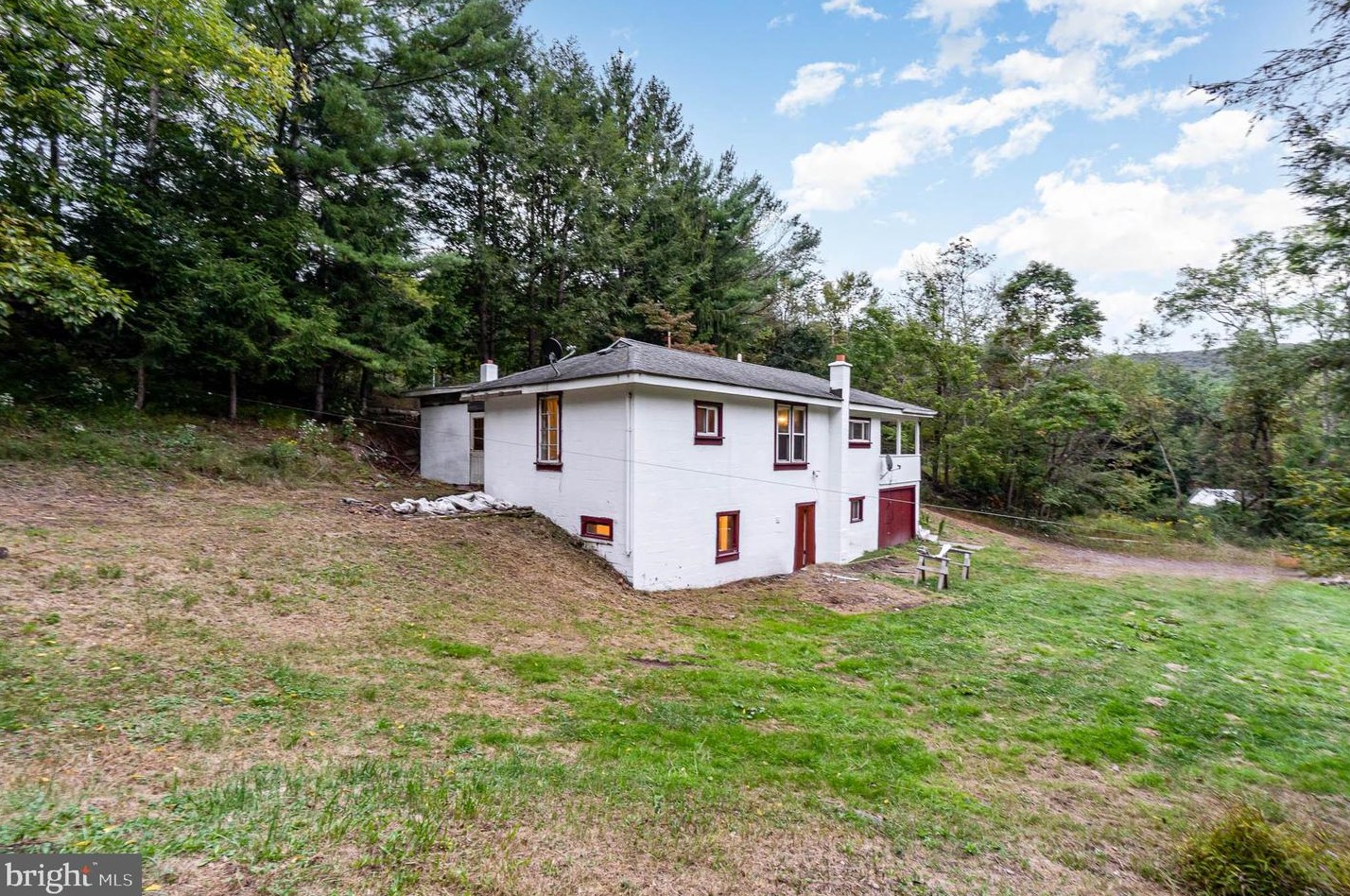 4586 Back Rd, Powells Vly, PA 17032-8732