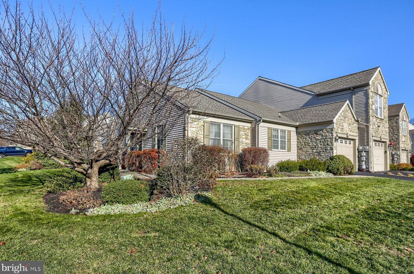 1967 Deer Run Dr, Hummelstown, PA 17036