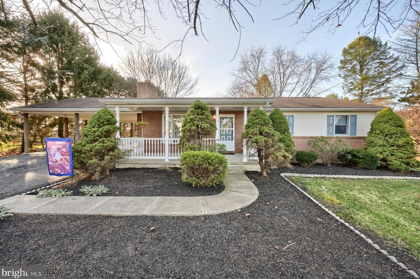 10 Baker Dr, Powells Vly, PA 17032-8915