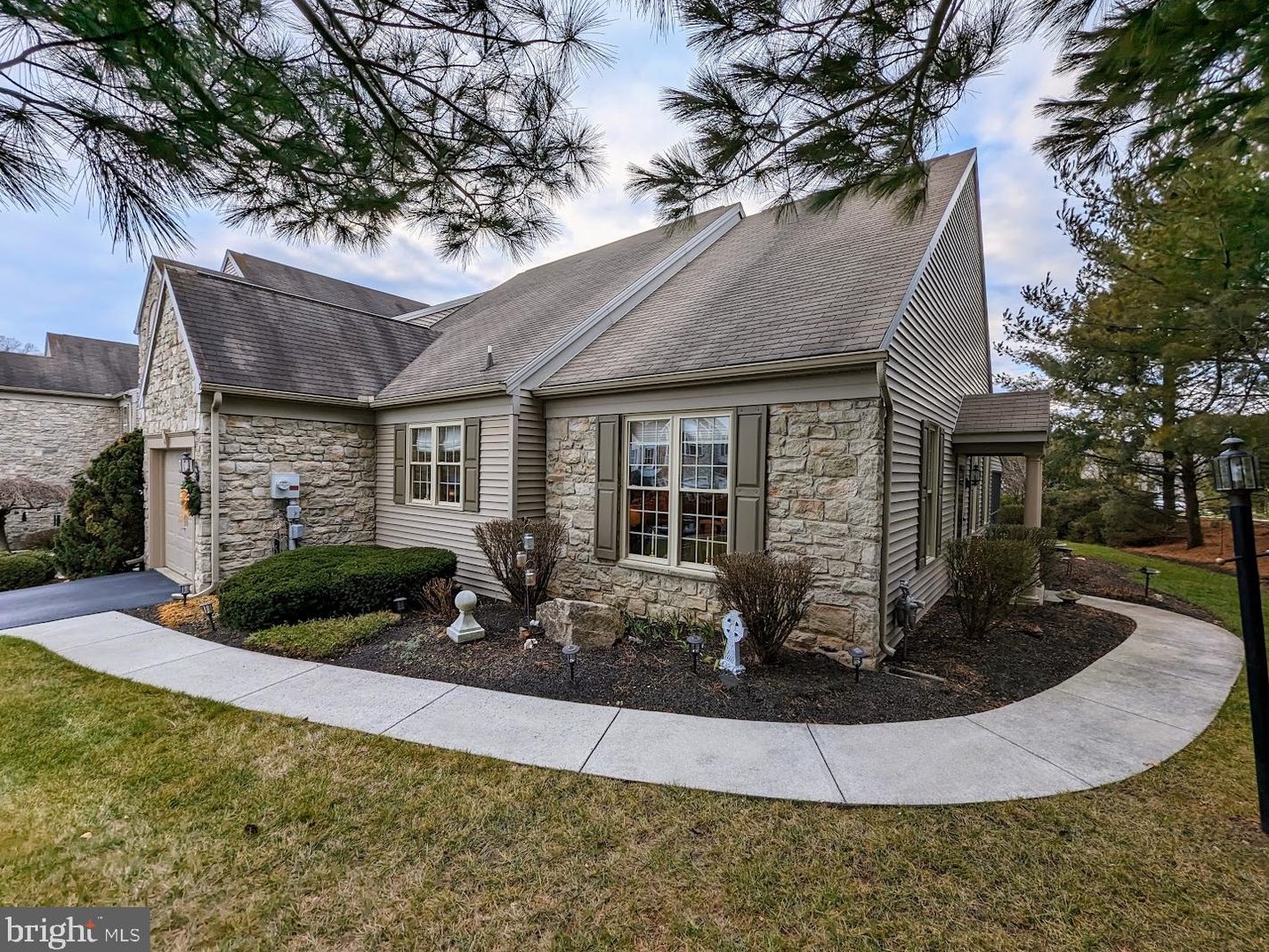 661 Springhouse Ln, Hummelstown, PA 17036