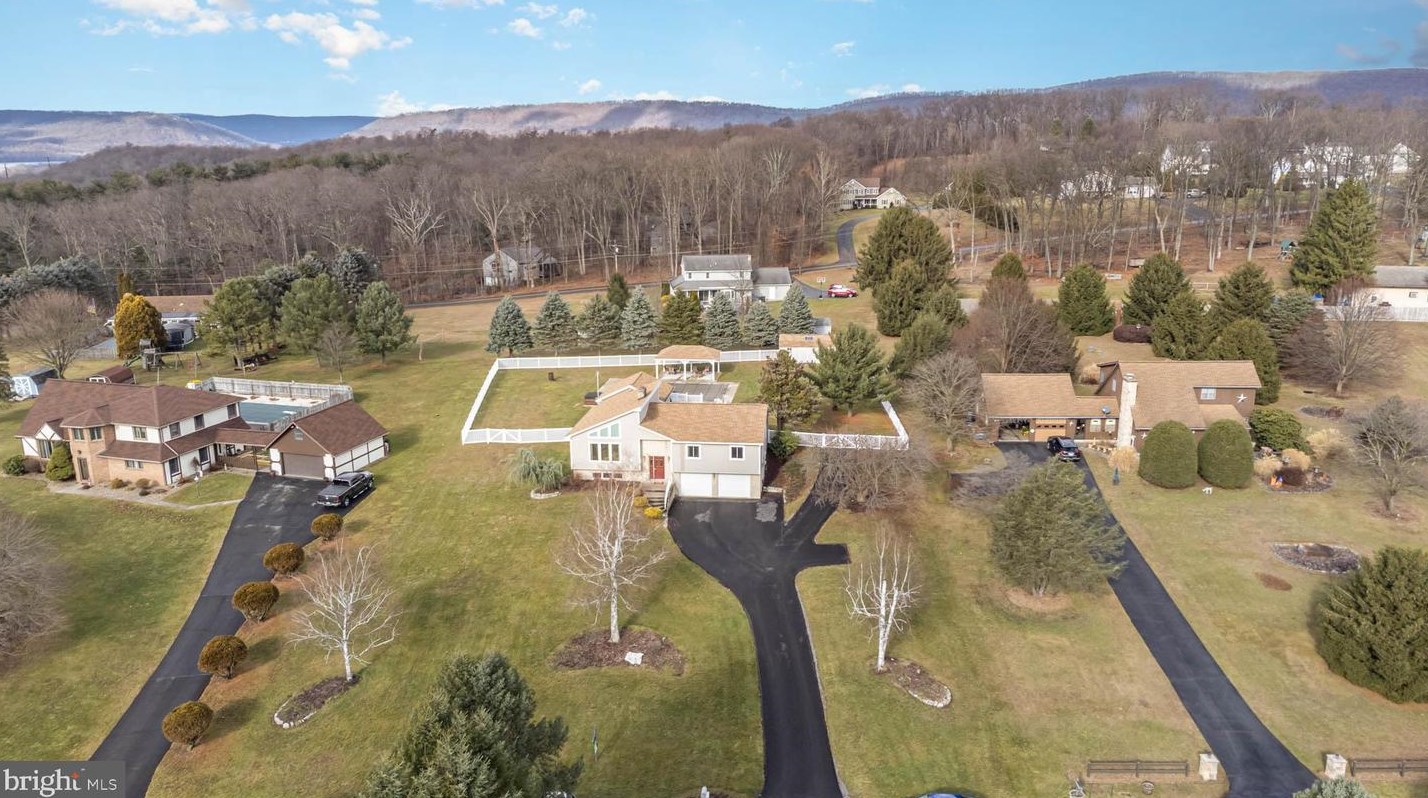 60 Hill Top Rd, Powells Vly, PA 17032-9405