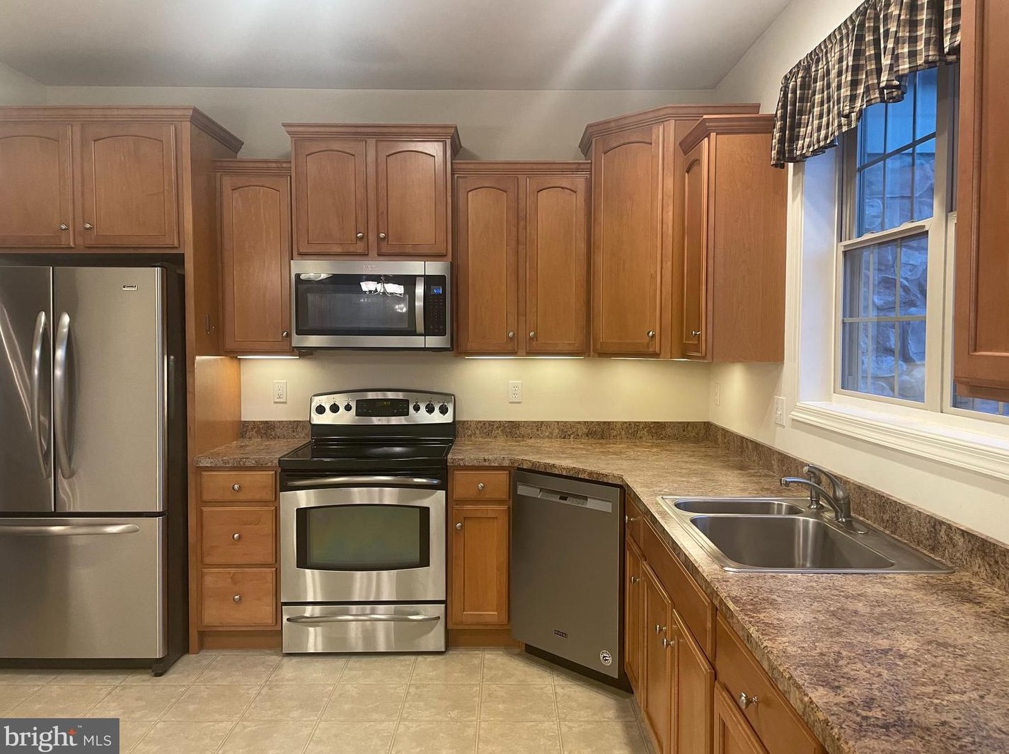 2066 Deer Run Dr, Hummelstown, PA 17036